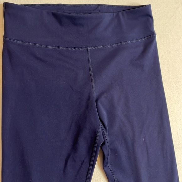 NWT Hue Active Cool Breeze Capri Leggings Black and Navy Size Medium - Picture 9 of 12